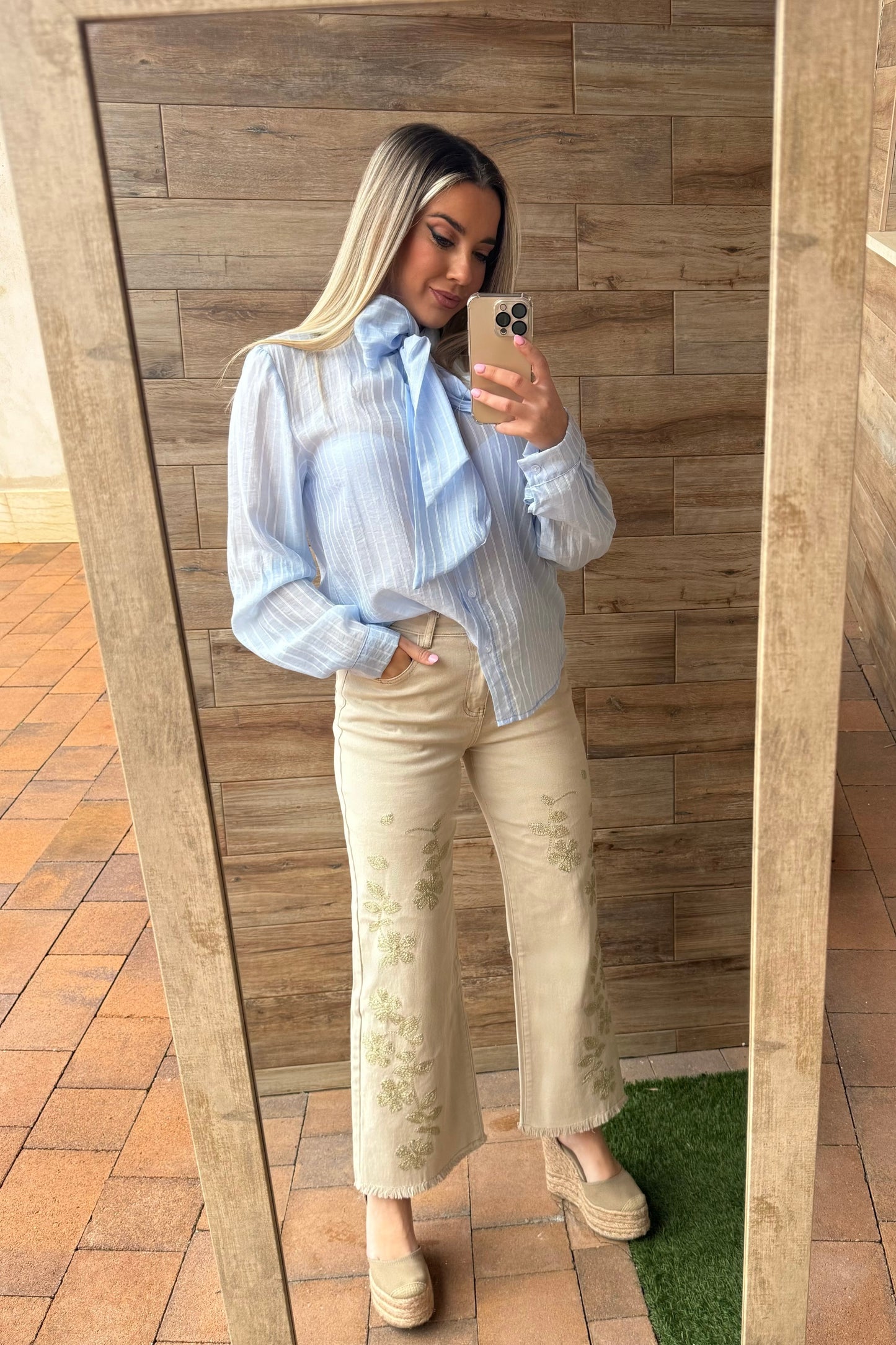 Pantalón beige bordado