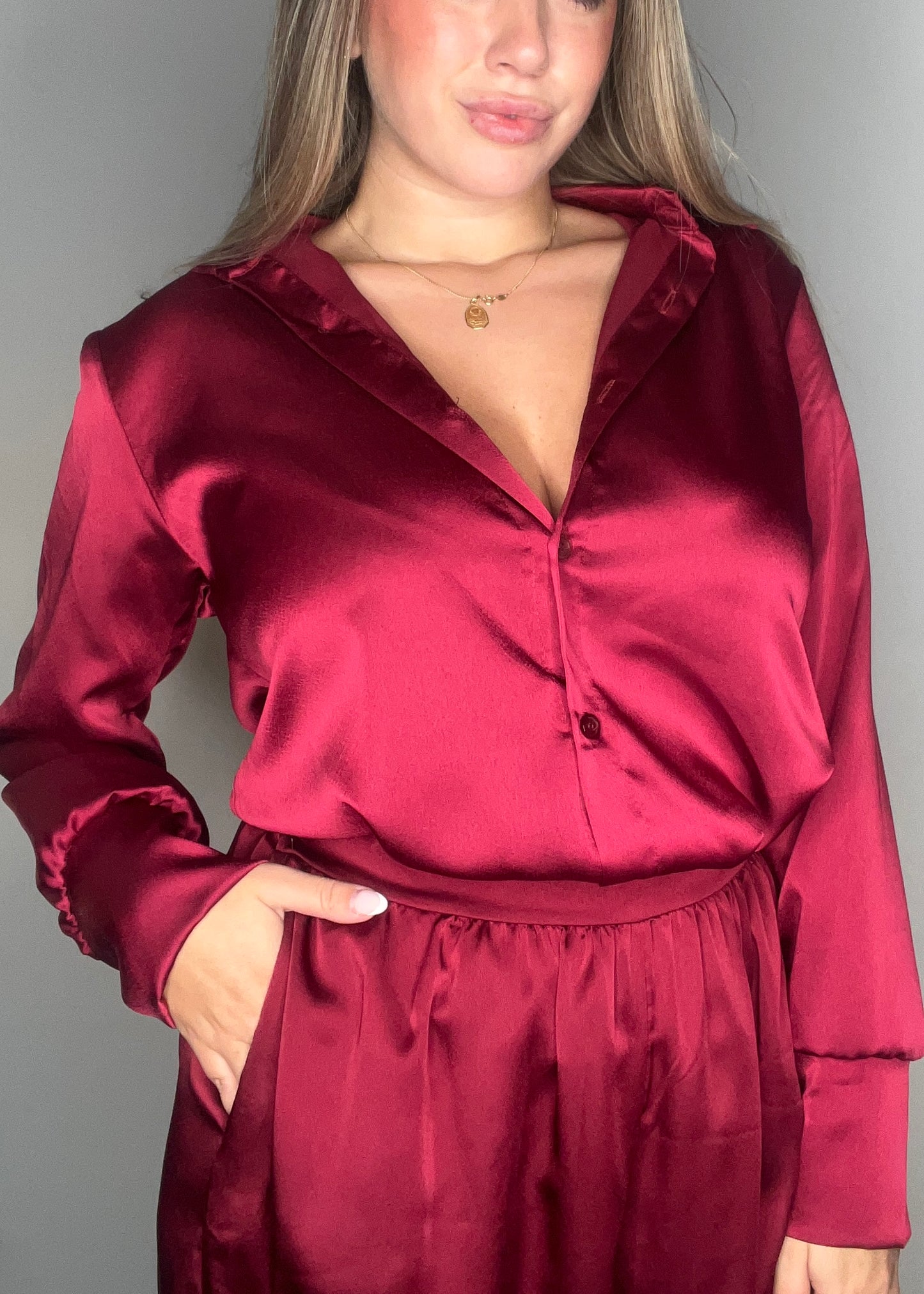 Blusa satinada Burdeos