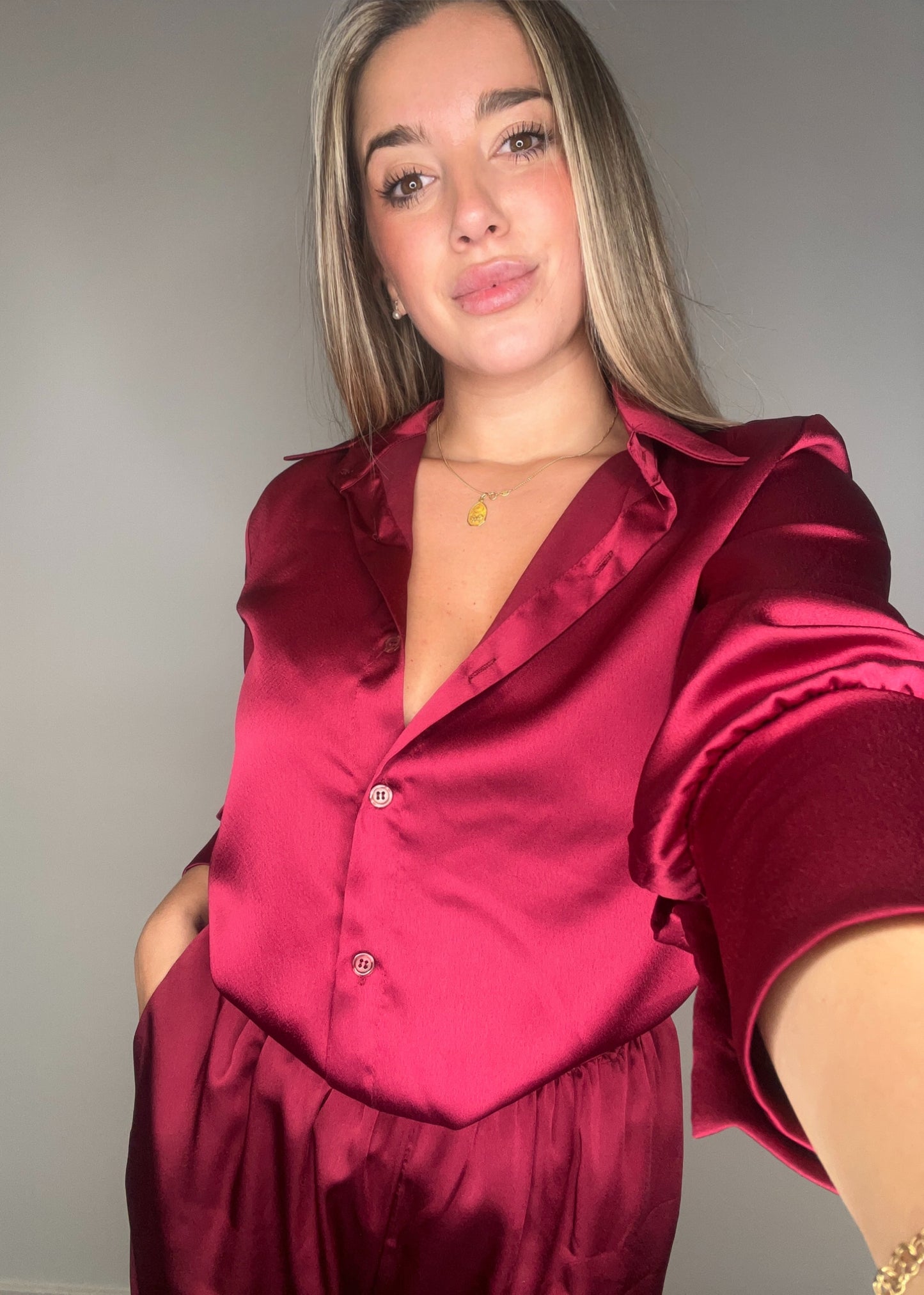 Blusa satinada Burdeos
