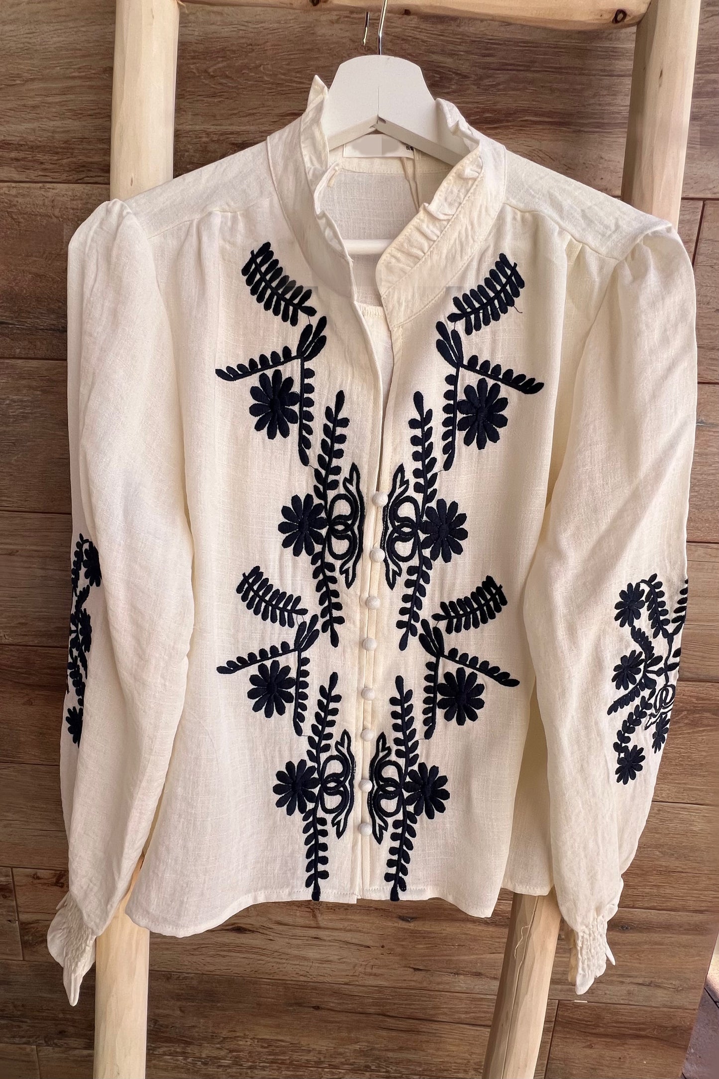 Blusa bordada beige
