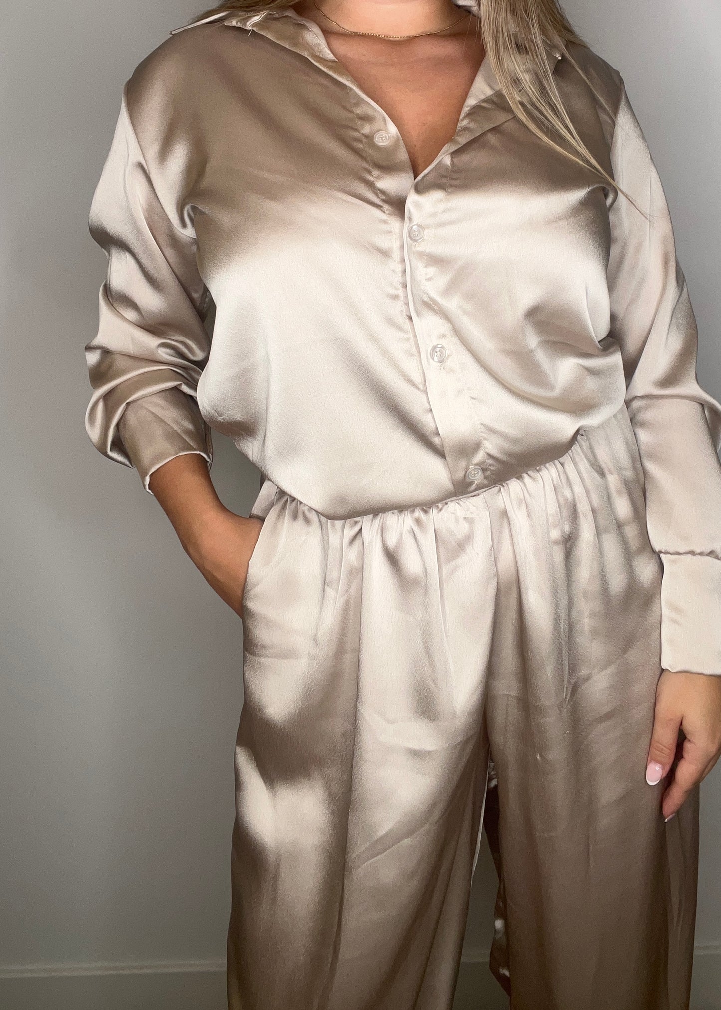 Blusa satinada Champán