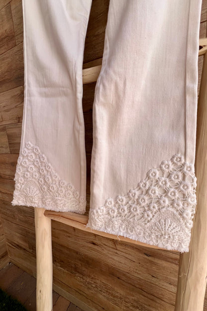 Vaquero blanco bordado acampanado